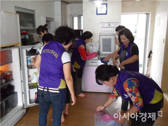 한빛로타리클럽 회원들은 11일 광산구 운남동 홀몸 어르신 댁을 찾아 청소와 빨래, 정리수납 봉사를 실시했다.