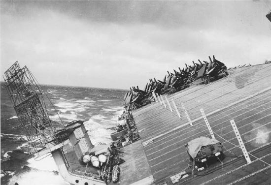 태풍 코브라와 정면으로 만나 기울어진 당시 미 38 기동함대 항모 모습(사진=위키피디아)