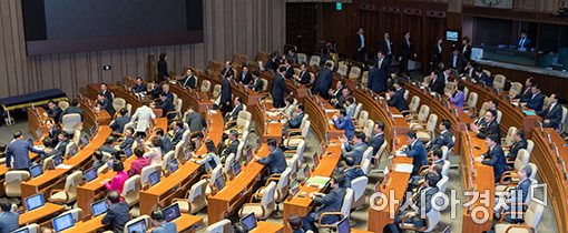 [포토]박수치는 자유한국당 의원들