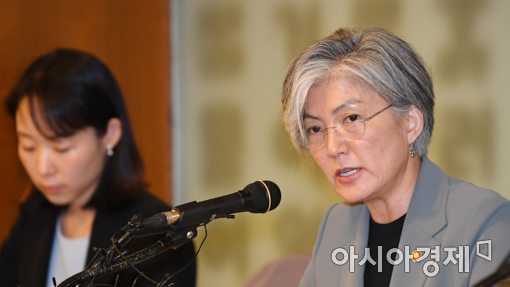 [포토]외신기자 질문에 답하는 강경화 외교부 장관