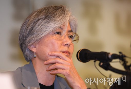 [포토]취재진 질문 듣는 강경화 장관