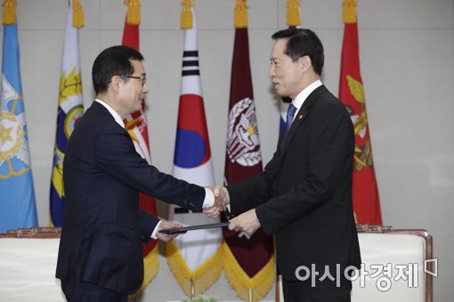 [포토]위촉장 받는 이건리 위원장