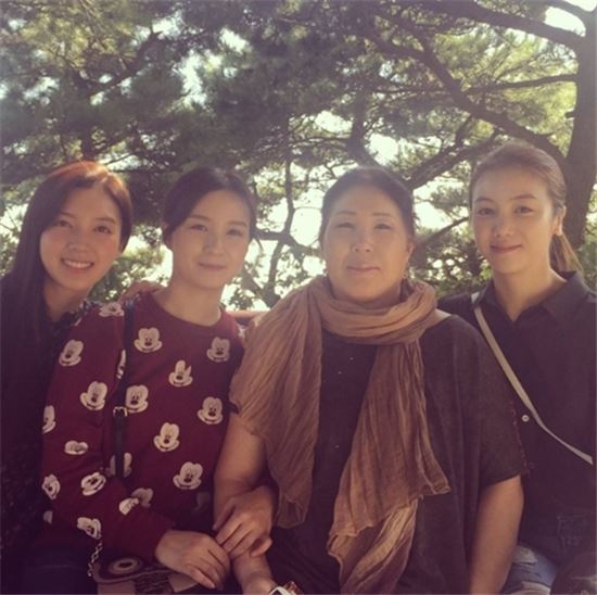 '란제리 소녀시대' 채서진, 우월 미모 뽐낸 실제 자매들 사진 보니…"엄마 닮았나?"