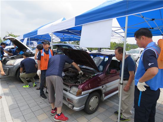 카포스 회원들이 차량 무상점검을 하고 있다. 