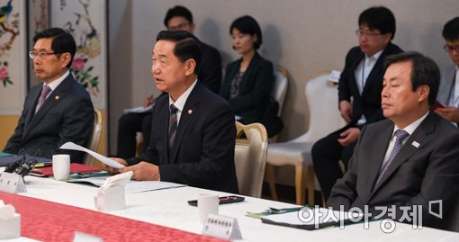 [포토]중학생 집단 폭행 관련 관계장관회의 참석한 김상곤 사회부총리