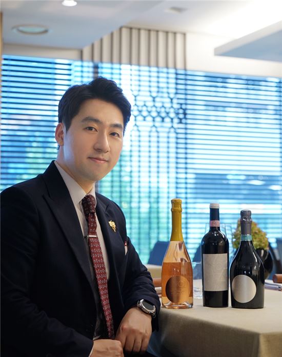 쵸이닷의 코스 메뉴와 어울리는 시그니쳐 와인 3종을 직접 선정한 조내진 총괄 소믈리에 (사진 : 와이넬)