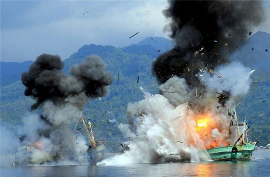 인도네시아에서 불법 조업하다 적발된 중국선박을 폭파시키는 모습(사진=위키피디아)
