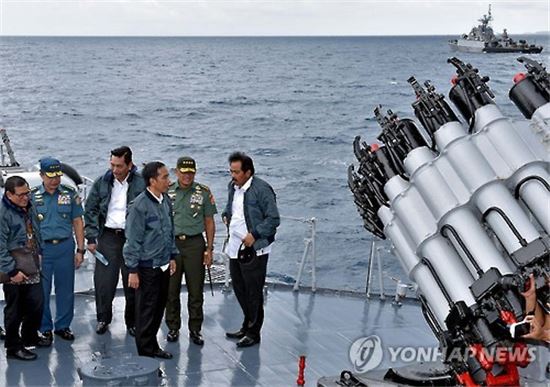 지난해 10월, 중국과 어업권 분쟁중인 나투나제도 해역을 방문한 조코위 인도네시아 대통령(사진=AP연합뉴스)