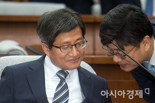 [포토]보고받는 김명수 대법원장 후보자