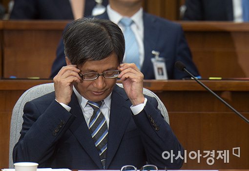 [포토]안경 고쳐쓰는 김명후 대법원장 후보자