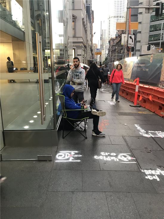 호주 시드니 애플스토어 매장 앞에서 아이폰8 구매를 위해 줄을 선 두 남자. (사진=Luke Hopewell의 트위터)