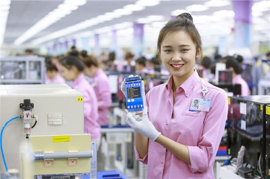 삼성전자 베트남공장에서 현지 직원들이 휴대전화를 조립하고 있다.<자료사진>