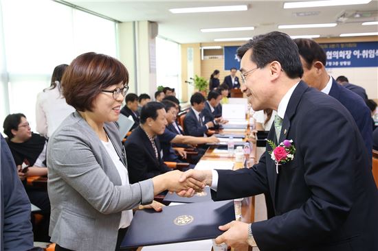 [포토]김성환 광주동구청장, 민주평통 신임위원 위촉장 전수