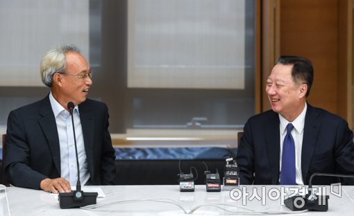 [포토]환하게 웃는 문성현 노사정위원장-박용만 대한상의 회장