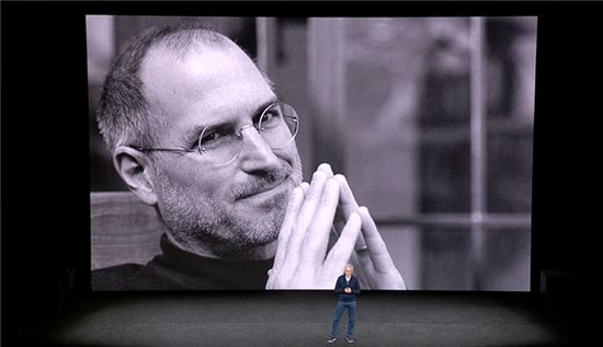 12일(현지시간) 애플 신제품 발표회에서 팀 쿡 CEO가 스티브잡스에 대해 언급하고 있다.