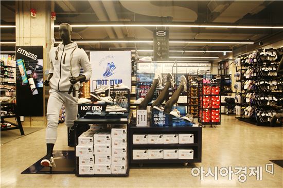 롯데마트, 슈즈 멀티 브랜드숍 '스매싱 나인' 론칭