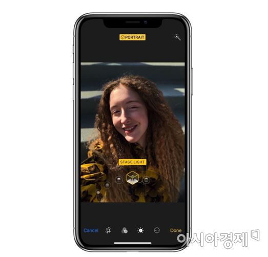 iOS11에서는 셀피를 찍을 때 인물사진에 적합한 조명 모드를 선택할 수 있다.