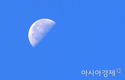 [포토]푸른 가을하늘에 뜬 달