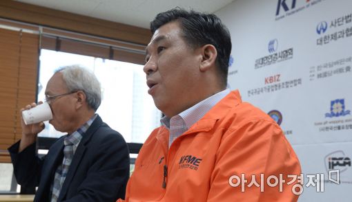 [포토]발언하는 최승재, 물 마시는 문성현