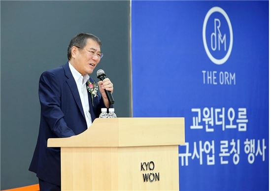 장평순 교원그룹 회장이 ‘교원더오름’ 출범식에 참석해 회원들에게 직접판매기업 신규 법인 설립을 통한 생활문화사업 강화 비전 등에 대해 이야기를 하고 있다. 
