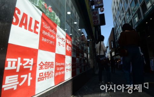 [포토]한산한 명동쇼핑거리