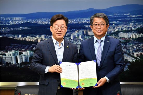 이재명 성남시장(왼쪽)과 박상우 LH 사장이 '성남형 도시재생사업 기본업무에 관한 협약'을 체결한 뒤 기념사진을 찍고 있다. 