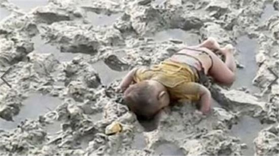 지난 1월, 해변에서 숨진채 발견된 16개월 된 로힝야 난민 아기의 모습(사진=CNN홈페이지)