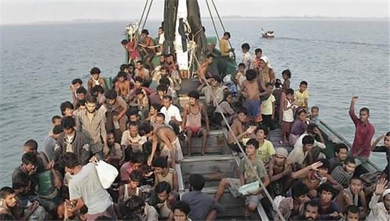 배를 타고 미얀마를 떠나는 로힝야족 난민들(사진=AP연합뉴스) 