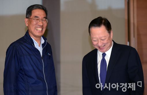 [포토]웃음 터진 김주영 한국노총 위원장·박용만 대한상의 회장