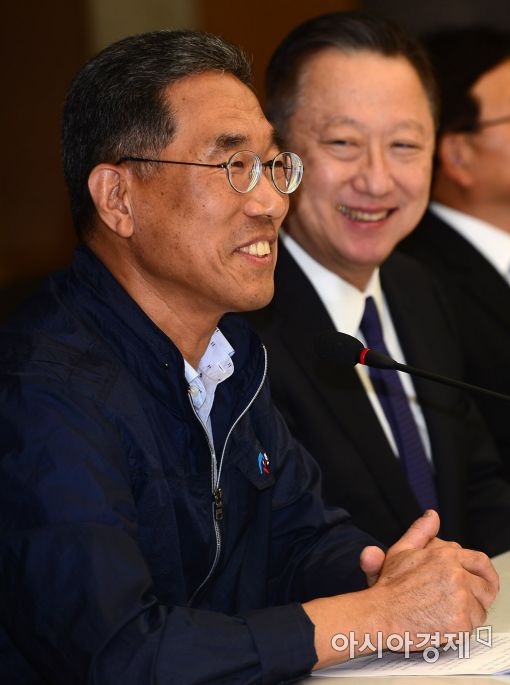 [포토]김주영 위원장 흐뭇하게 바라보는 박용만 대한상의 회장