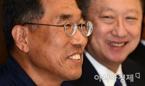 [포토]김주영 위원장 향한 박용만 대한상의 회장의 미소