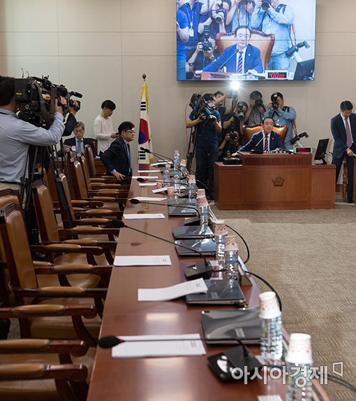 [포토]민주당 의원 퇴장속, 박성진 '부적격 보고서' 채택