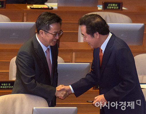[포토]김동연 부총리와 인사 나누는 이낙연 총리