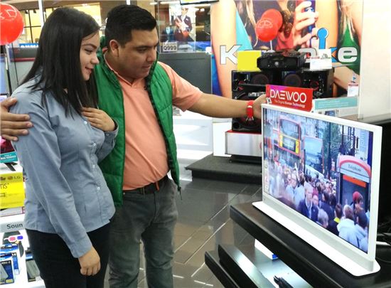 과테말라 가전양판점 '맥스(MAX)' 에서 동부대우전자 인테리어TV '허그(Hug)' 를 구경하고 있는 현지 소비자 모습.