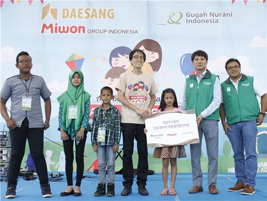 인도네시아 메단에서 진행된 '인도네시아 아동권리 증진사업 지원금 전달식'에서 정승인 부장(오른쪽 두번째)과 안소니 이사(오른쪽 첫번째), 굿네이버스 인도네시아 최용기 지부장(오른쪽 네번째)과 수혜 아동들이 지원금 전달식을 마치고 기념촬영을 하고 있다.
