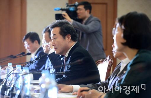 [포토]국정현안점검조정회의 주재하는 이낙연 