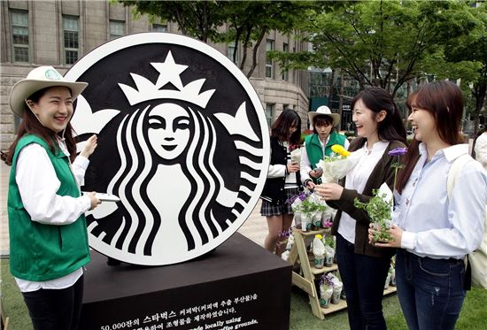 스타벅스가 지난해 4월 서울 광장에서 진행했던 `서울, 꽃으로 피다` 친환경 캠페인 당시 사진