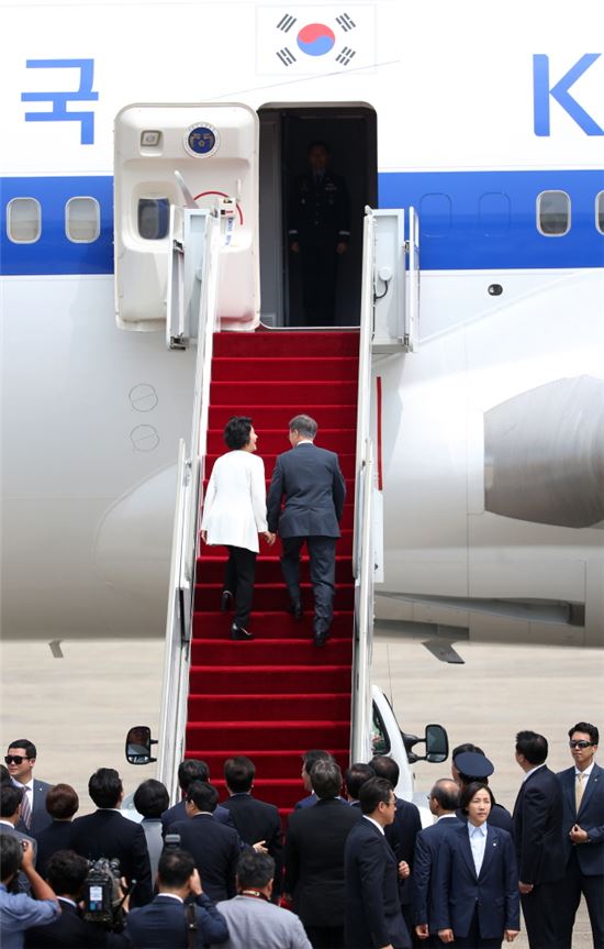 문재인 대통령이 지난 6월28일 성남 서울공항에서 취임 후 첫 해외순방지인 미국으로 향하기 위해 전용기에 오르고 있다.[사진=청와대]