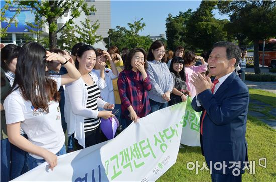 윤장현 광주시장, 시 고객센터 상담사 힐링캠프 환송