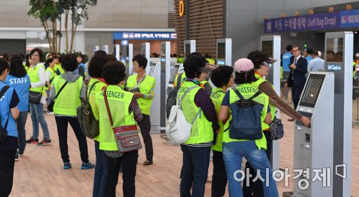 [포토]인천공항 제2여객터미널 셀프체크인 체험
