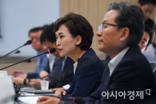 김현미 국토교통부 장관(오른쪽 두번째).