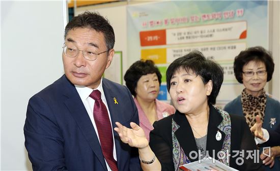 우기종 전남도 정무부지사가 14일 오전 춘천팔마체육관에서 ‘일자리가 희망이다‘라는 주제로 열린 제1회 전남여성일자리박람회에 참석, 최정순 순천여성인력개발센터장 안내로 채용부스를 둘러보고 있다. 사진제공=전남도