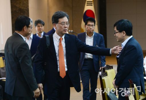 [포토]회의장 들어서는 김현종 통상교섭본부장