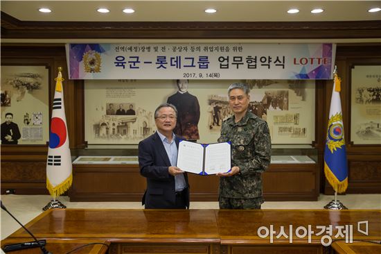 롯데와 육군은 14일 충남 계룡대 육군본부 안중근 장군실에서 전역 장병과 전공상자 및 순직자 유가족의 취업 지원을 위한 업무협약을 체결했다.업무협약식에 참석한 윤종민 롯데 경영혁신실 HR혁신팀장(좌측)과 김용우 육군참모총장(우측)이 기념촬영을 하고 있다.

