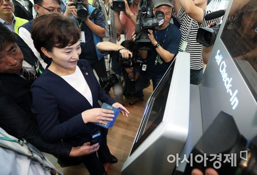 [포토]셀프체크인 체험하는 김현미 장관