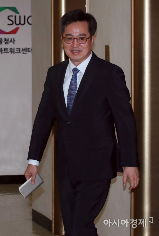 [포토]경제현안간담회 참석하는 김동연 부총리 
