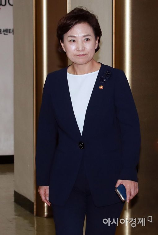 [포토]경제현안간담회 참석하는 김현미 장관