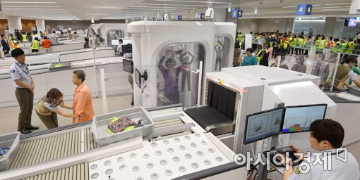 영국 주요 공항들은 2024년 여름까지 수하물 검사 장비를 3D CT 보안 스캐너로 교체할 예정이다. 사진은 인천공항 제2여객터미널 검색대의 모습.