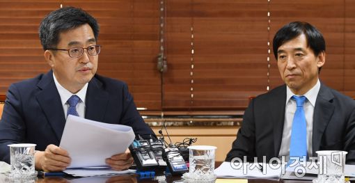 [포토]발언하는 김동연 부총리, 경청하는 이주열 한은 총재 