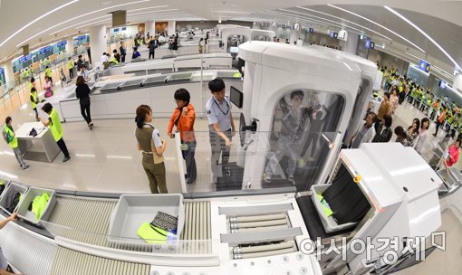 [포토]인천공항 제2여객터미널 검색대 시연